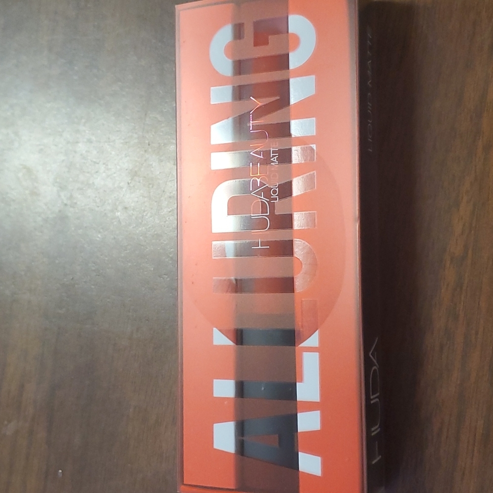 HUDA BEAUTY Liquid Matte Lipstick in Alluring